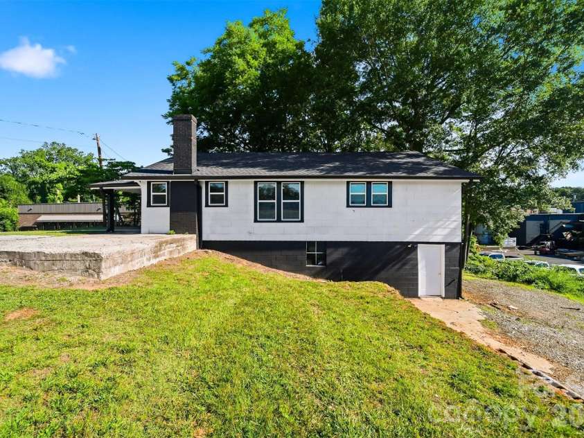 718 11th Street Place, Hickory, NC 28601.  MLS# CAR4397493, YatesRealty ID 33834. 