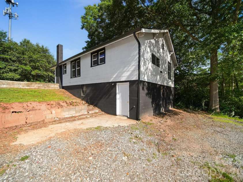 718 11th Street Place, Hickory, NC 28601.  MLS# CAR4397493, YatesRealty ID 33834. 