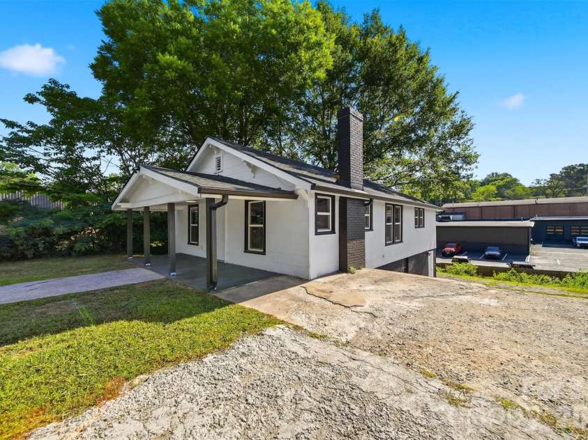 718 11th Street Place, Hickory, NC 28601.  MLS# CAR4397493, YatesRealty ID 33834. 