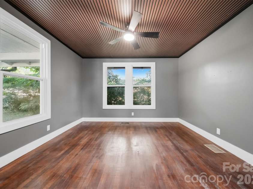 718 11th Street Place, Hickory, NC 28601.  MLS# CAR4397493, YatesRealty ID 33834. Front bedroom