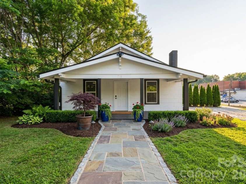 718 11th Street Place, Hickory, NC 28601.  MLS# CAR4397493, YatesRealty ID 33834. Virtually enhanced front yard.