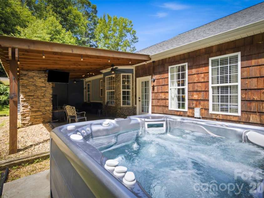 2570 Blowing Rock Boulevard, Lenoir, NC 28645.  MLS# CAR4371828, YatesRealty ID 33836. 