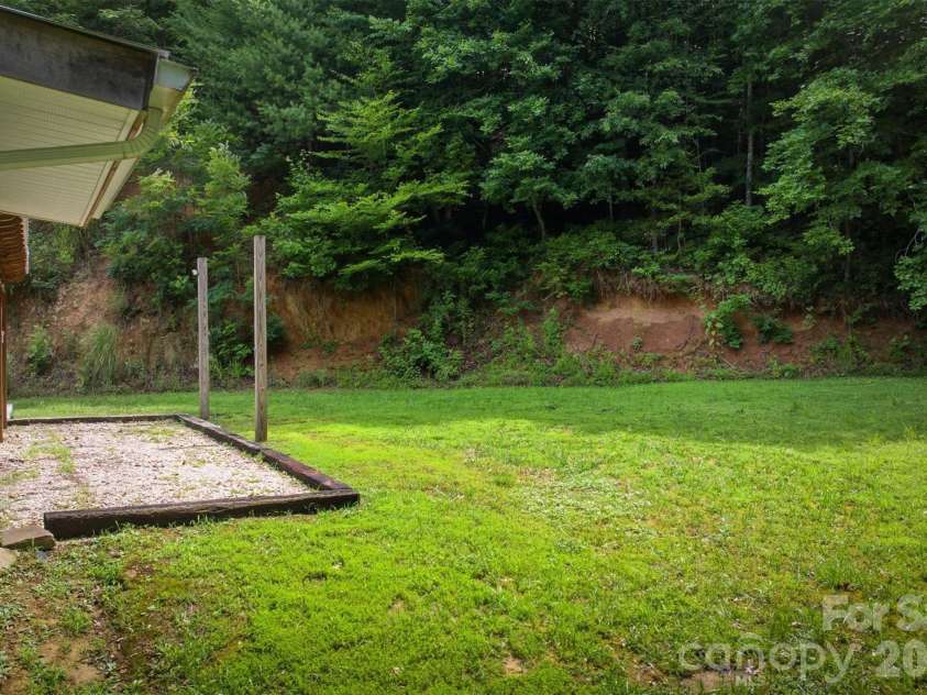 2570 Blowing Rock Boulevard, Lenoir, NC 28645.  MLS# CAR4371828, YatesRealty ID 33836. 