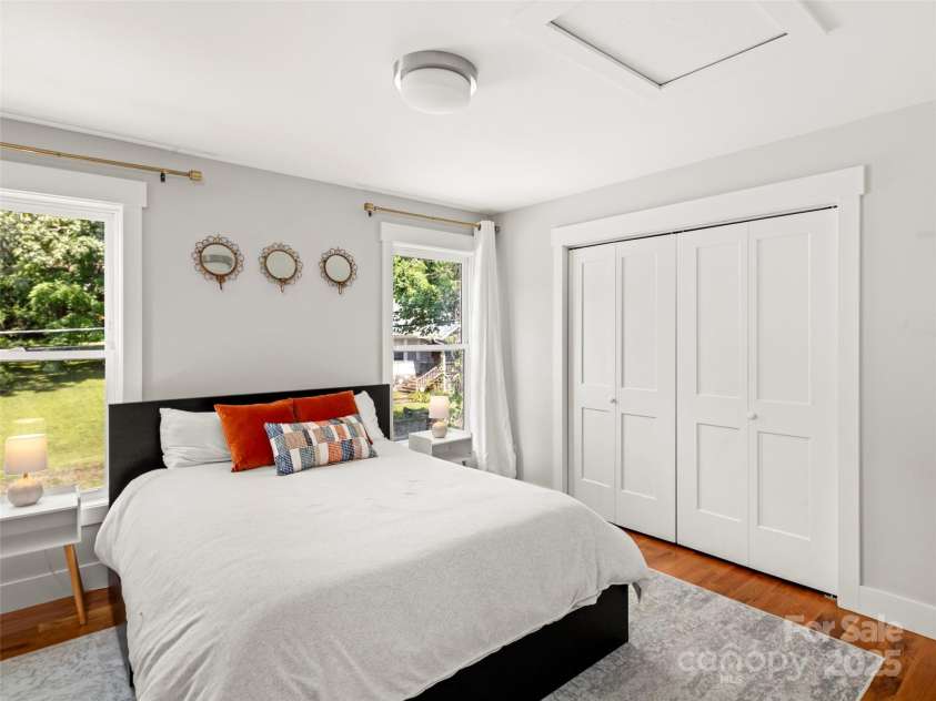 9 Pennsylvania Avenue, Asheville, NC 28806.  MLS# CAR4270881, YatesRealty ID 33836. Spacious bedroom on upper level.