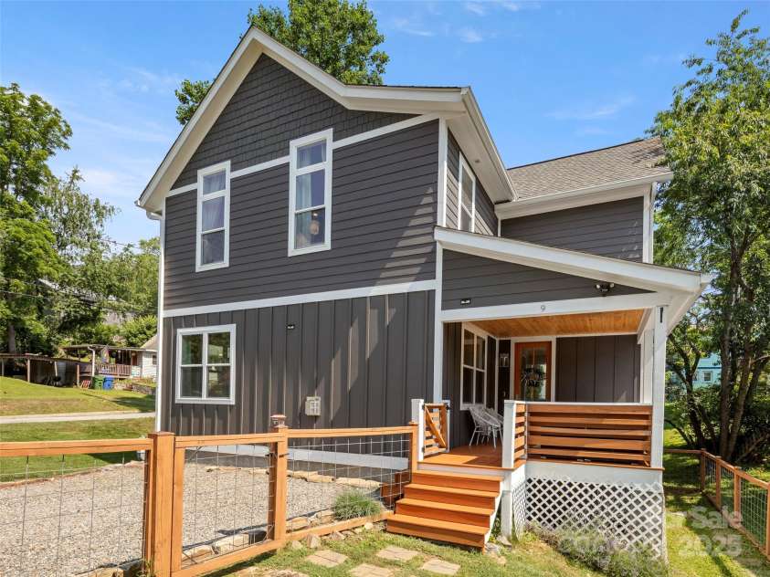 9 Pennsylvania Avenue, Asheville, NC 28806.  MLS# CAR4270881, YatesRealty ID 33836. Welcome to 9 Pennsylvania Avenue!