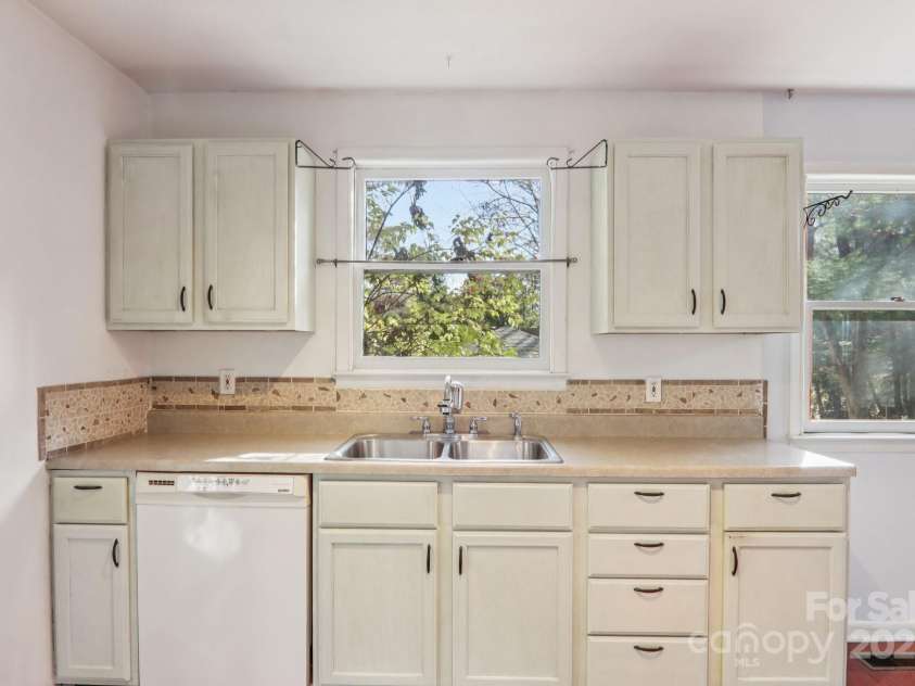 224 Beverly Road, Asheville, NC 28805.  MLS# CAR4278011, YatesRealty ID 33837. Kitchen