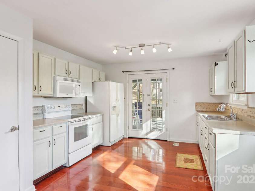 224 Beverly Road, Asheville, NC 28805.  MLS# CAR4278011, YatesRealty ID 33837. Kitchen from Family Area