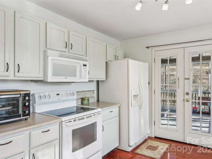 224 Beverly Road, Asheville, NC 28805.  MLS# CAR4278011, YatesRealty ID 33837. Open Kitchen