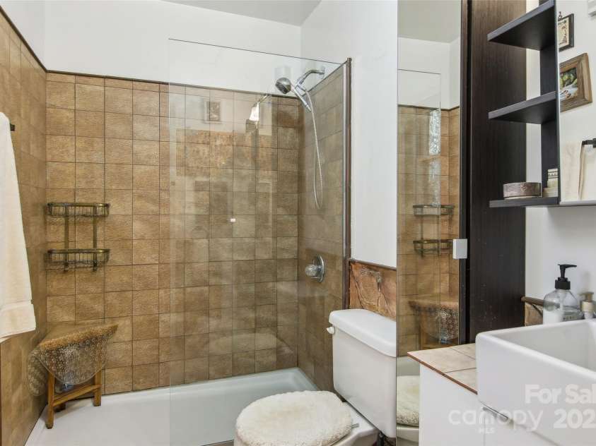 224 Beverly Road, Asheville, NC 28805.  MLS# CAR4278011, YatesRealty ID 33837. Primary ensuit bath