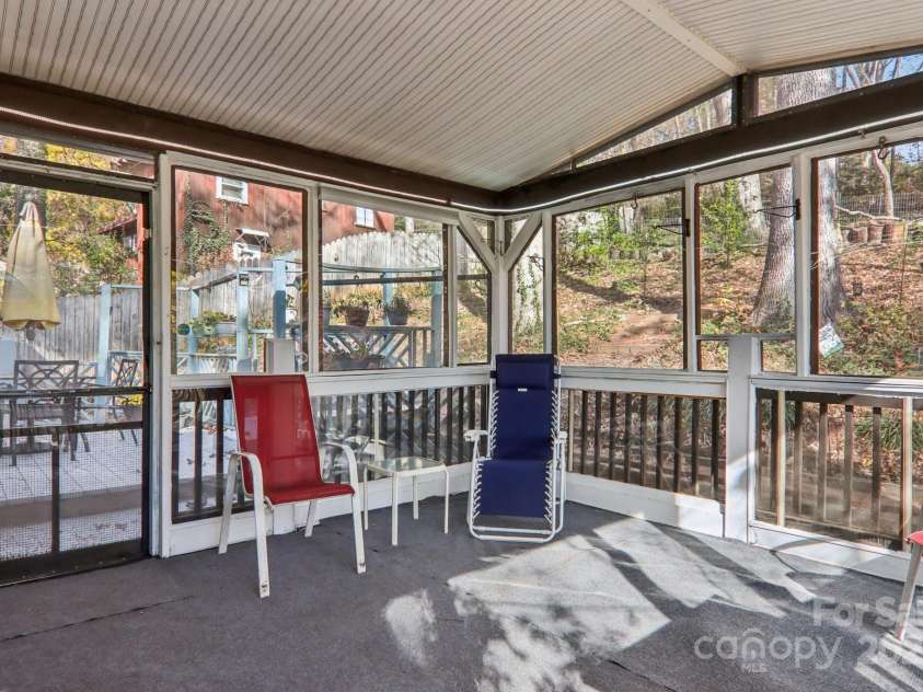224 Beverly Road, Asheville, NC 28805.  MLS# CAR4278011, YatesRealty ID 33837. Three Season Porch