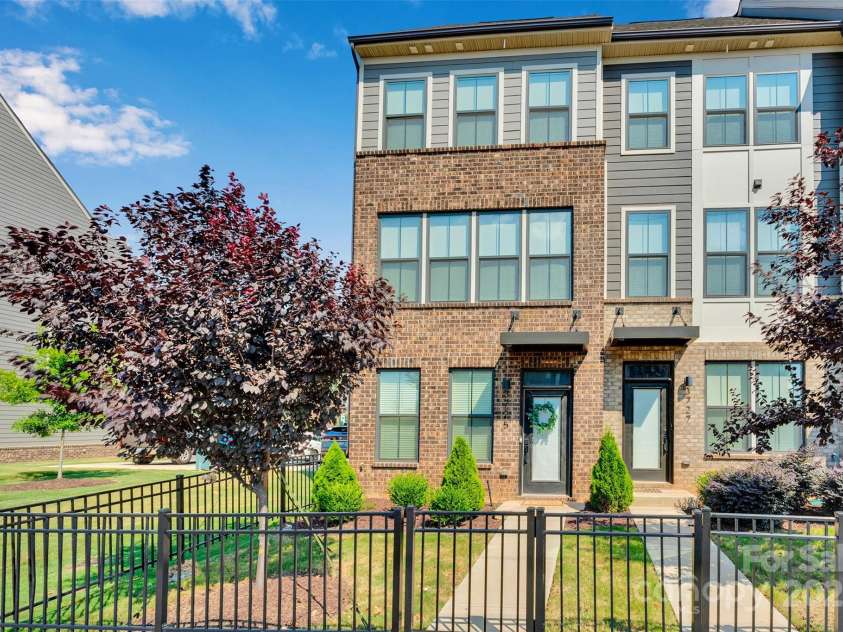 3725 Tryon Street, Charlotte, NC 28217.  MLS# CAR4277719, YatesRealty ID 33838. 3725 S Tryon