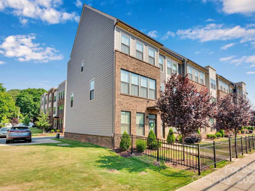 3725 Tryon Street, Charlotte, NC 28217.  MLS# CAR4277719, YatesRealty ID 33838. 