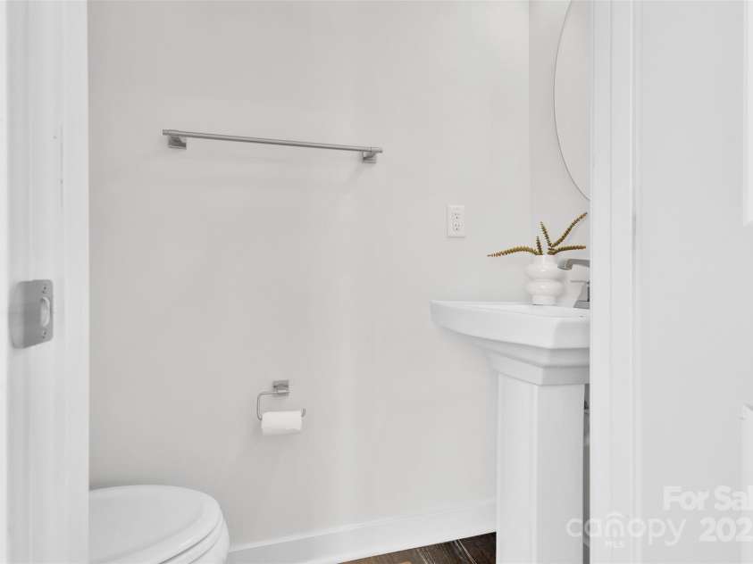 3725 Tryon Street, Charlotte, NC 28217.  MLS# CAR4277719, YatesRealty ID 33838. Half Bath