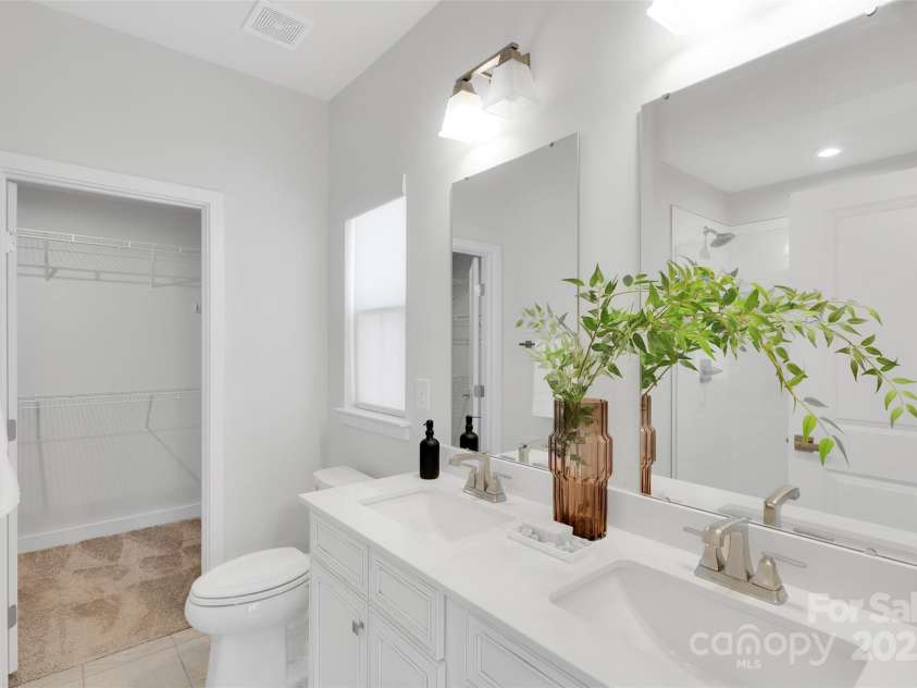 3725 Tryon Street, Charlotte, NC 28217.  MLS# CAR4277719, YatesRealty ID 33838. Main bathroom