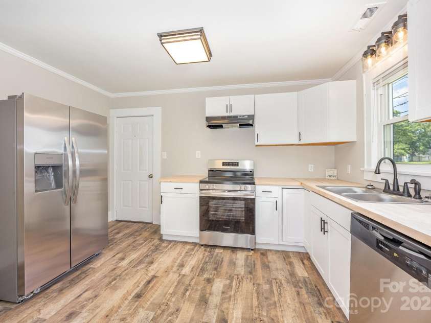 900 Salisbury Avenue, Spencer, NC 28159.  MLS# CAR4275404, YatesRealty ID 33839. Kitchen