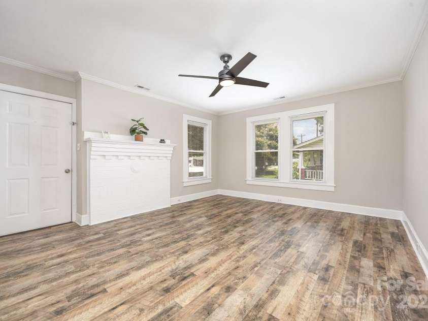 900 Salisbury Avenue, Spencer, NC 28159.  MLS# CAR4275404, YatesRealty ID 33839. Living Room