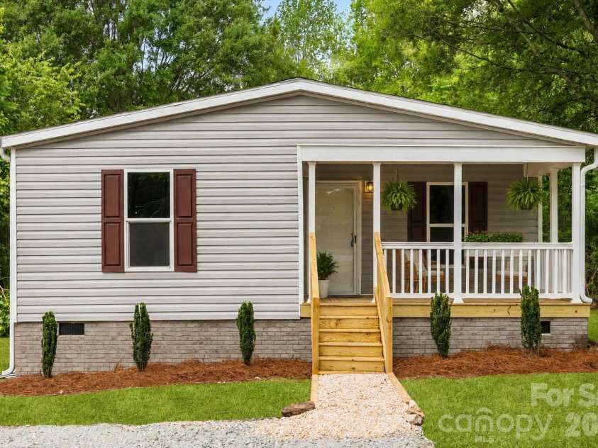 321 Bell Road, Kings Mountain, NC 28086.  MLS# CAR4386218, YatesRealty ID 33842. 