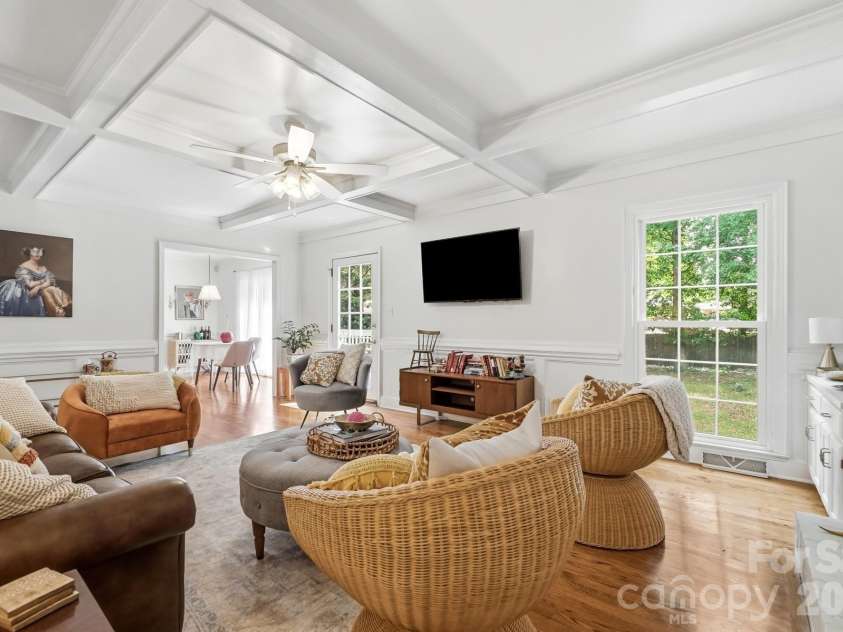 10129 Hanover Glen Road, Charlotte, NC 28210.  MLS# CAR4391204, YatesRealty ID 33843. 