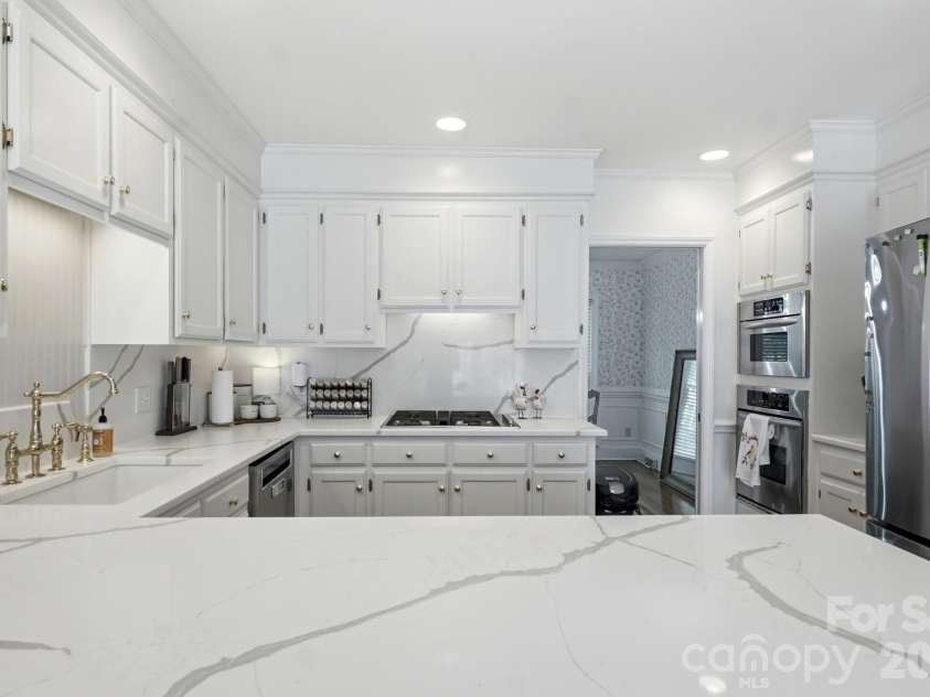 10129 Hanover Glen Road, Charlotte, NC 28210.  MLS# CAR4391204, YatesRealty ID 33843. 