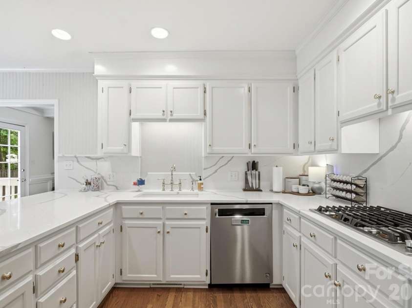10129 Hanover Glen Road, Charlotte, NC 28210.  MLS# CAR4391204, YatesRealty ID 33843. 