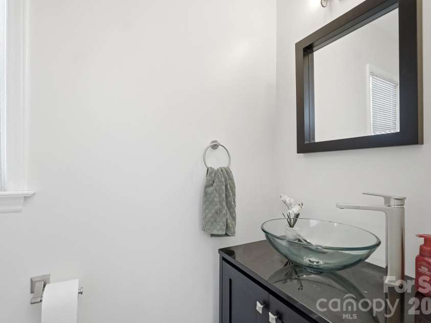10129 Hanover Glen Road, Charlotte, NC 28210.  MLS# CAR4391204, YatesRealty ID 33843. 