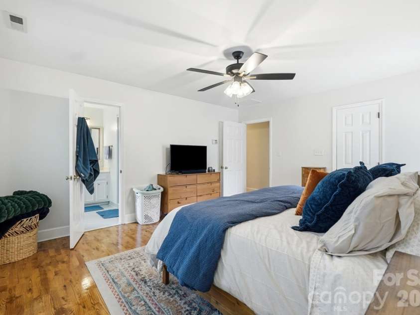 10129 Hanover Glen Road, Charlotte, NC 28210.  MLS# CAR4391204, YatesRealty ID 33843. 