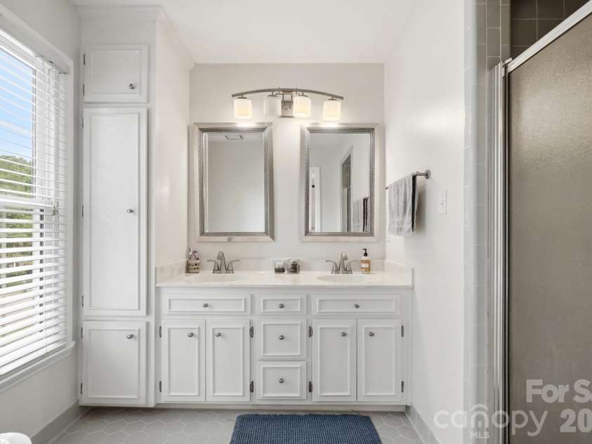 10129 Hanover Glen Road, Charlotte, NC 28210.  MLS# CAR4391204, YatesRealty ID 33843. 