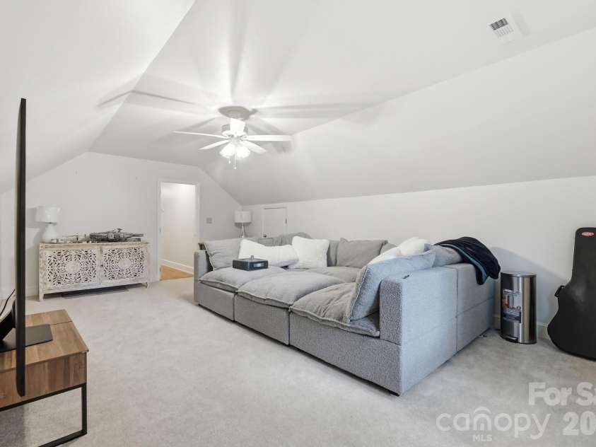 10129 Hanover Glen Road, Charlotte, NC 28210.  MLS# CAR4391204, YatesRealty ID 33843. 