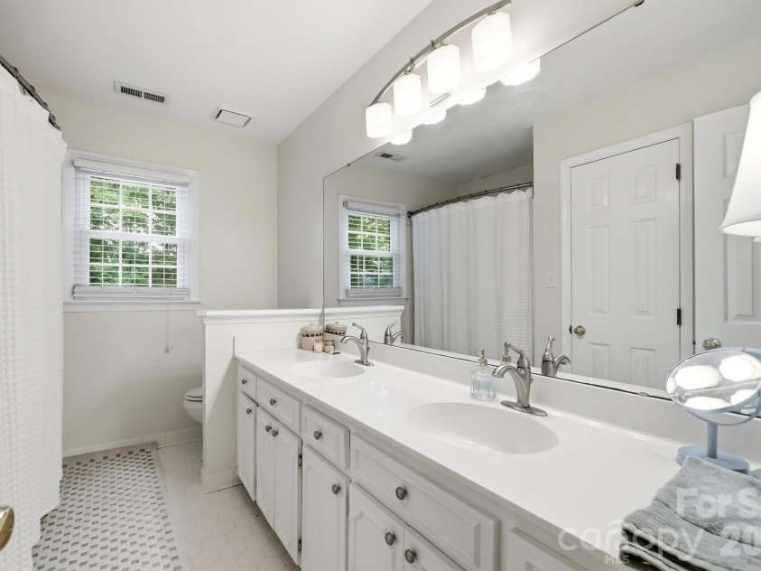 10129 Hanover Glen Road, Charlotte, NC 28210.  MLS# CAR4391204, YatesRealty ID 33843. 