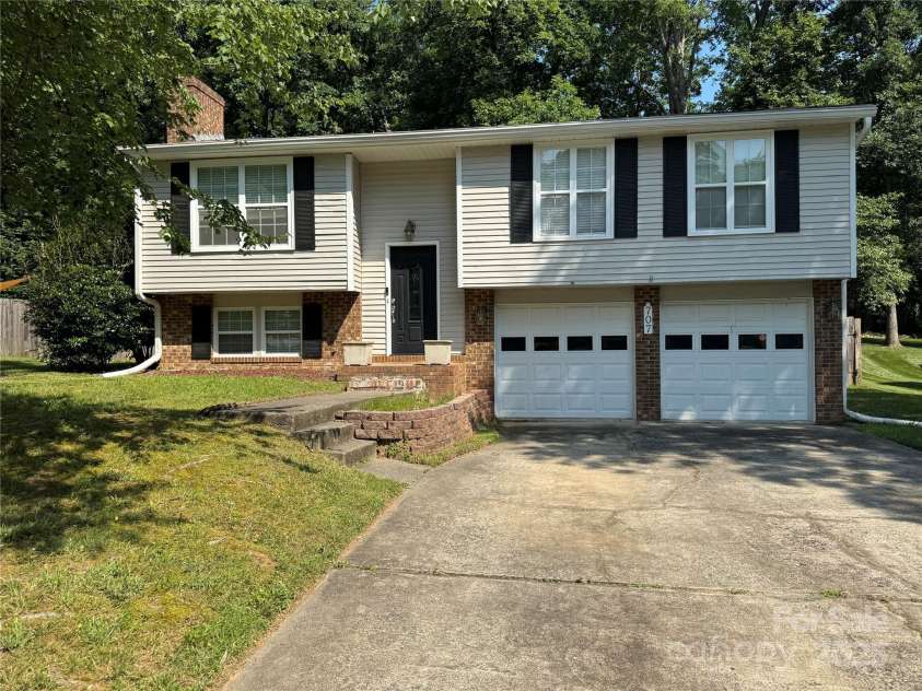 707 Regency Drive, Charlotte, NC 28211.  MLS# CAR4287652, YatesRealty ID 33845. 