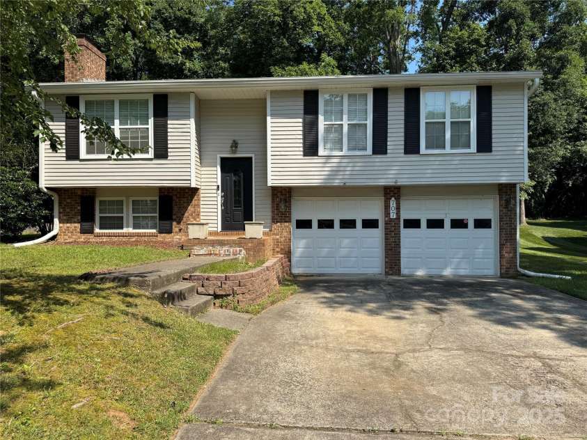 707 Regency Drive, Charlotte, NC 28211.  MLS# CAR4287652, YatesRealty ID 33845. 