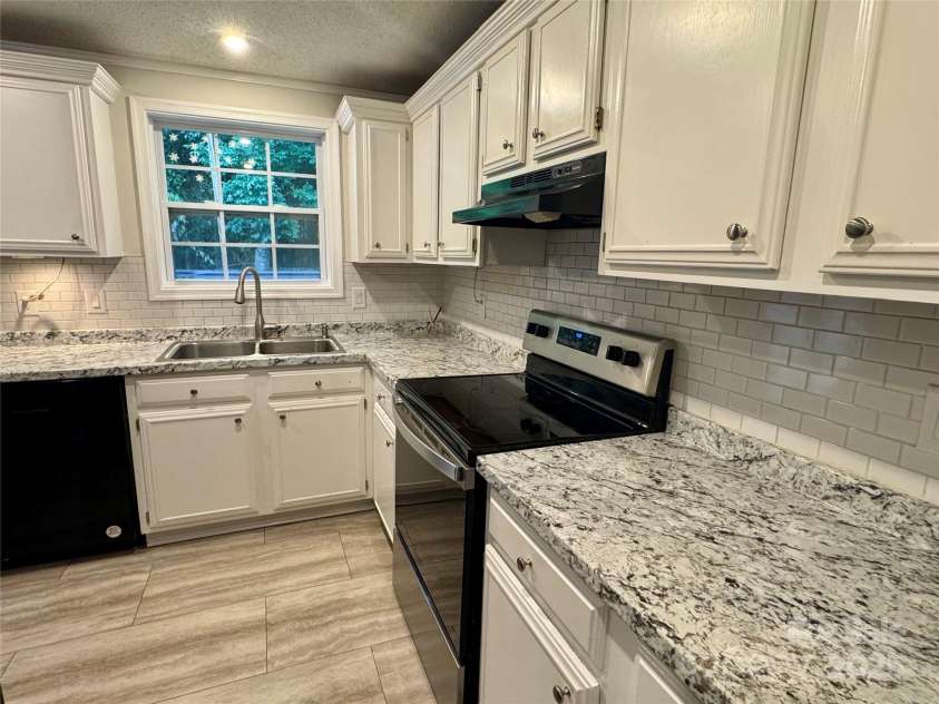 707 Regency Drive, Charlotte, NC 28211.  MLS# CAR4287652, YatesRealty ID 33845. 