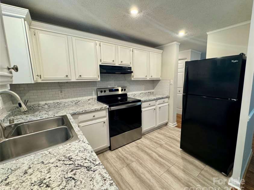 707 Regency Drive, Charlotte, NC 28211.  MLS# CAR4287652, YatesRealty ID 33845. 