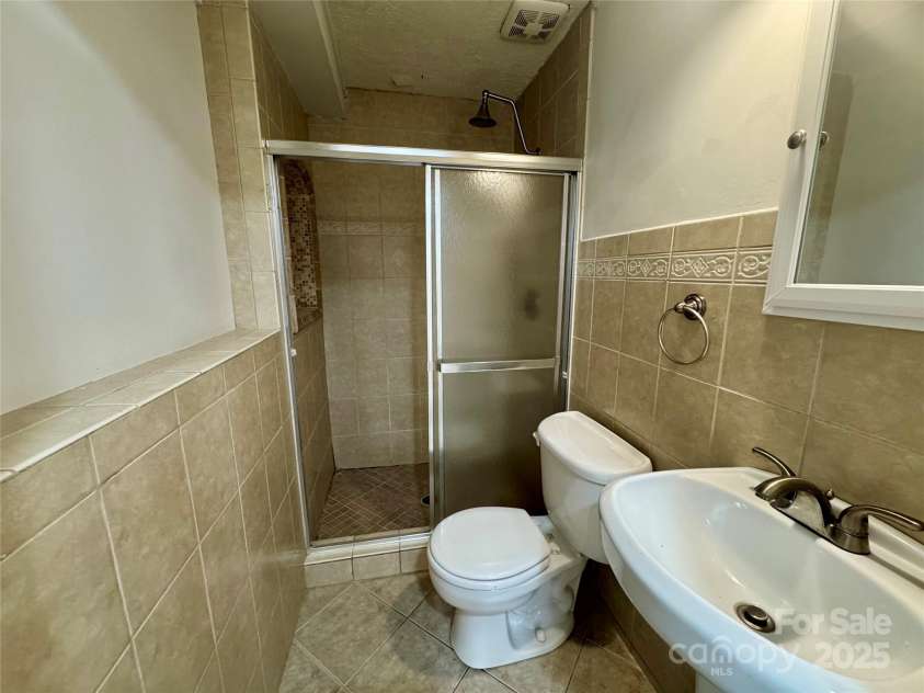 707 Regency Drive, Charlotte, NC 28211.  MLS# CAR4287652, YatesRealty ID 33845. 