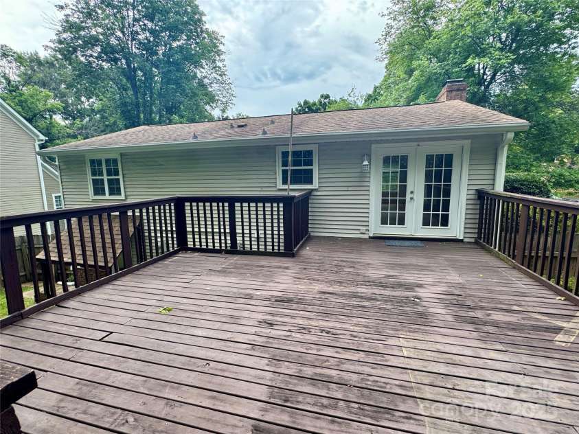 707 Regency Drive, Charlotte, NC 28211.  MLS# CAR4287652, YatesRealty ID 33845. 