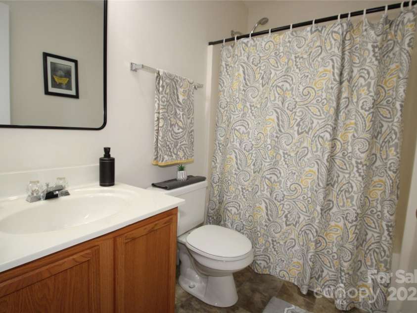 7853 Sullivans Trace Drive, Charlotte, NC 28217.  MLS# CAR4287615, YatesRealty ID 33846. Hall Bath