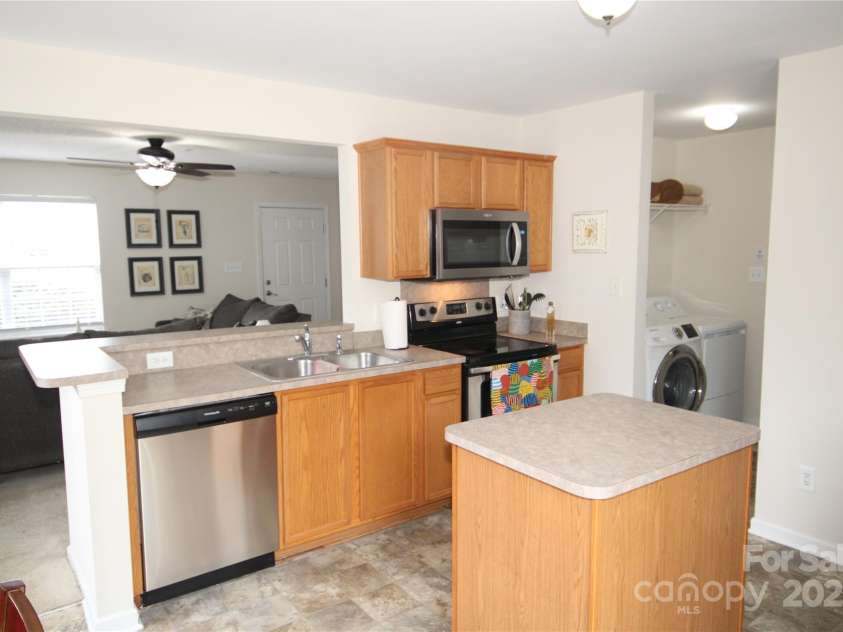 7853 Sullivans Trace Drive, Charlotte, NC 28217.  MLS# CAR4287615, YatesRealty ID 33846. Kitchen from Eating Area