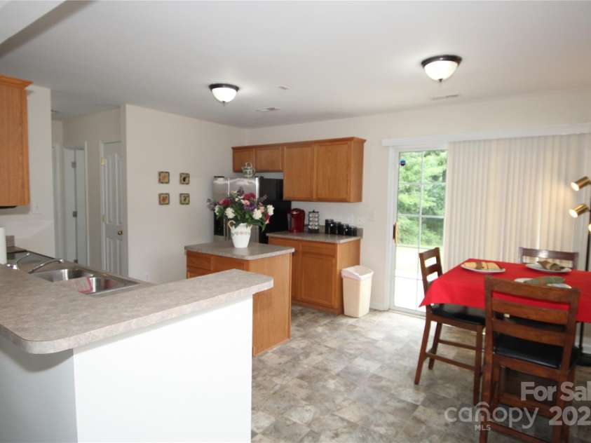 7853 Sullivans Trace Drive, Charlotte, NC 28217.  MLS# CAR4287615, YatesRealty ID 33846. Kitchen From Great Rm