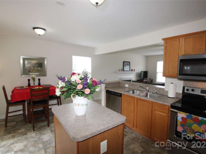 7853 Sullivans Trace Drive, Charlotte, NC 28217.  MLS# CAR4287615, YatesRealty ID 33846. Kitchen To Eating Area