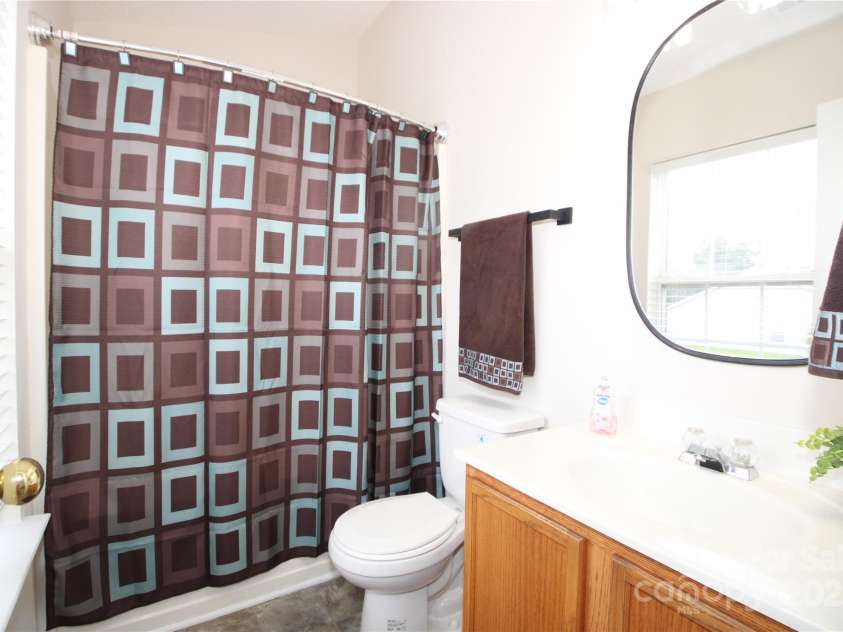 7853 Sullivans Trace Drive, Charlotte, NC 28217.  MLS# CAR4287615, YatesRealty ID 33846. Primary Bath