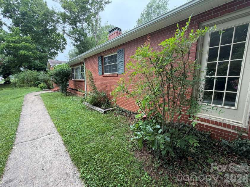 901 Ridgecrest Drive, Lenoir, NC 28645.  MLS# CAR4393787, YatesRealty ID 33846. 