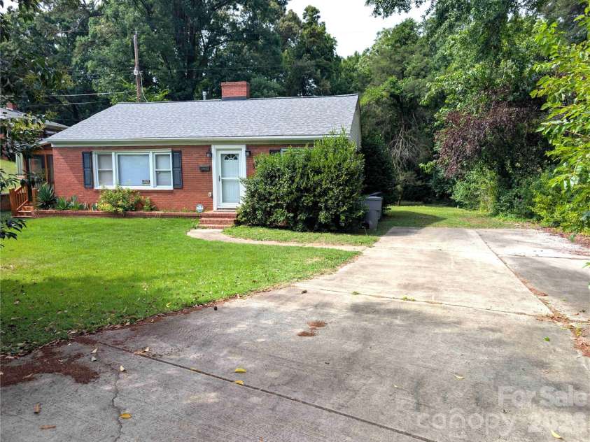 542 Stegall Street, Charlotte, NC 28217.  MLS# CAR4398380, YatesRealty ID 33847. Front View driveway