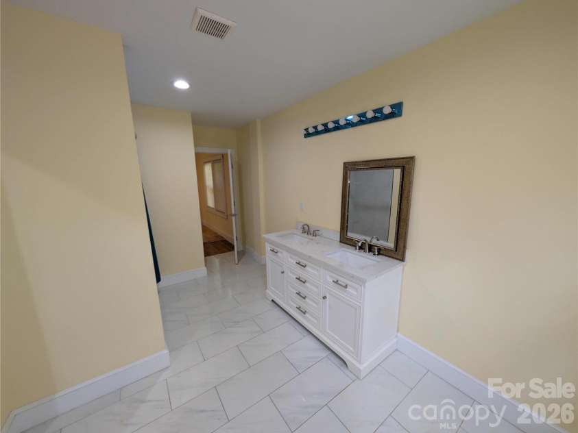 542 Stegall Street, Charlotte, NC 28217.  MLS# CAR4398380, YatesRealty ID 33847. Master Bath view 1