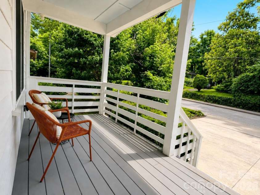 195 Wellington Street, Asheville, NC 28806.  MLS# CAR4392044, YatesRealty ID 33848. Front Porch 