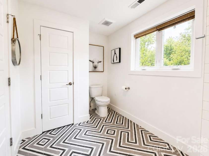 195 Wellington Street, Asheville, NC 28806.  MLS# CAR4392044, YatesRealty ID 33848. Jack and Jill Bath 