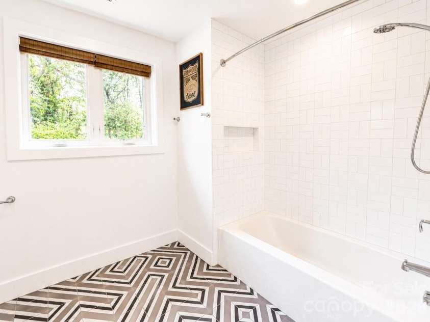 195 Wellington Street, Asheville, NC 28806.  MLS# CAR4392044, YatesRealty ID 33848. Jack and Jill Bath 