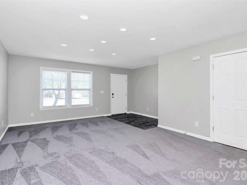 15705 Lakepoint Forest Drive, Charlotte, NC 28278.  MLS# CAR4308712, YatesRealty ID 3385. 