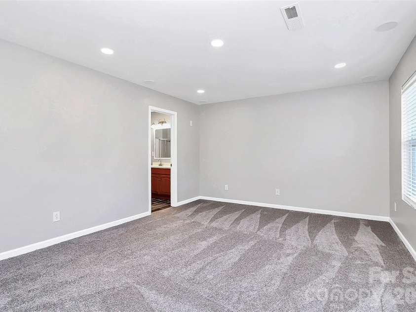 15705 Lakepoint Forest Drive, Charlotte, NC 28278.  MLS# CAR4308712, YatesRealty ID 3385. 
