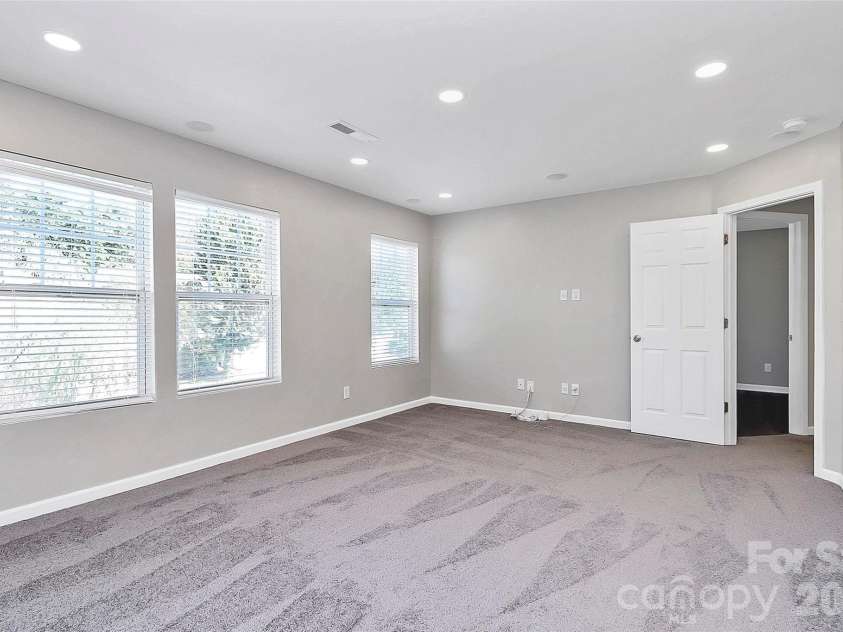 15705 Lakepoint Forest Drive, Charlotte, NC 28278.  MLS# CAR4308712, YatesRealty ID 3385. 