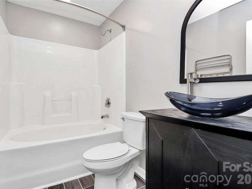 15705 Lakepoint Forest Drive, Charlotte, NC 28278.  MLS# CAR4308712, YatesRealty ID 3385. 
